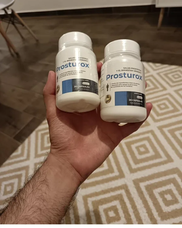 Cliente sostiene dos frascos blancos de Prosturox con etiqueta azul